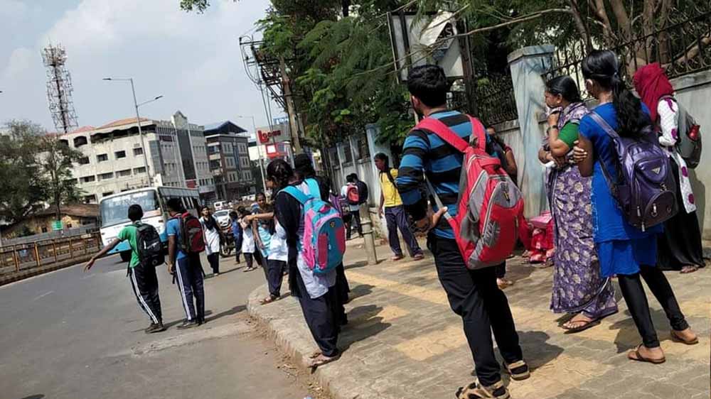 Absence of bus shelters irks commuters in Hubballi Dharwad
